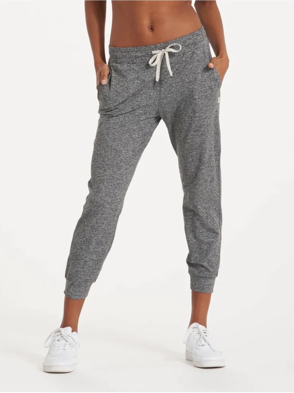 Vuori Performance Jogger DreamKnit Material in Charcoal Heather